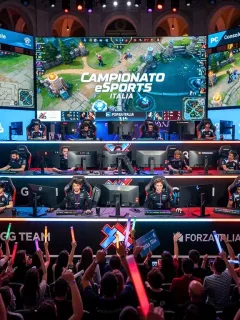 Scena dinamica di un torneo eSports in Italia nel 2026, con giocatori concentrati e schermi luminosi che mostrano il gameplay.