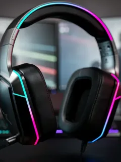 Cuffie gaming di ultima generazione con illuminazione LED e design ergonomico, simbolo dell'audio spaziale immersivo.