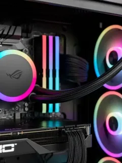 Sistema di raffreddamento a liquido All-in-One (AIO) installato in un PC da gaming, con illuminazione RGB e tubi flessibili collegati al radiatore e alla CPU.