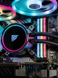 Dissipatore a liquido AIO di ultima generazione installato su una CPU, con illuminazione RGB e tubi intrecciati, all'interno di un PC gaming.