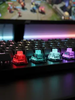 Tastiera meccanica da gaming con illuminazione RGB e switch colorati, simbolo di precisione e reattività.