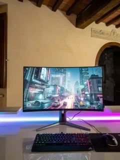 Configurazione di gioco futuristica con monitor PC e gioco in cloud, luci al neon in una stanza italiana.
