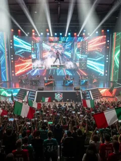Arena esports italiana con giocatori professionisti e pubblico entusiasta