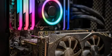 Interno di un PC da gaming con illuminazione RGB che necessita di manutenzione