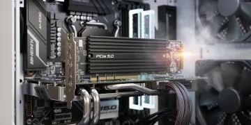 SSD NVMe PCIe 5.0 con dissipatore in un case compatto, evidenziando la gestione termica.