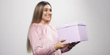 Ricevi Prodotti Shein Gratis a Casa Tua – Abbigliamento, Bellezza e Accessori Blonde girl in sweatshirt received a gift box and feels positively surprized