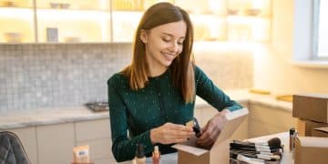 Come essere selezionati per ricevere prodotti Shein gratis Long-haired cute beaitician conducting an online beauty workshop