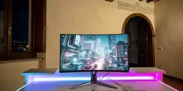 Configurazione di gioco futuristica con monitor PC e gioco in cloud, luci al neon in una stanza italiana.