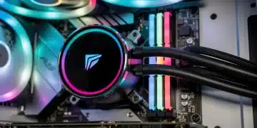 Dissipatore a liquido AIO di ultima generazione installato su una CPU, con illuminazione RGB e tubi intrecciati, all'interno di un PC gaming.
