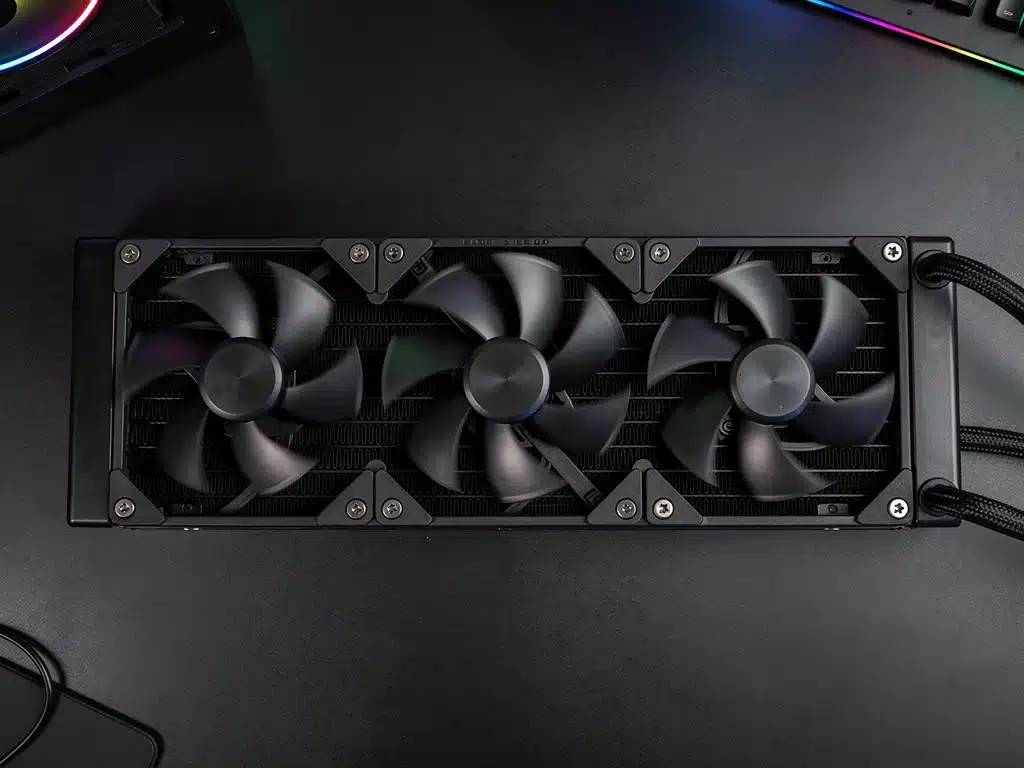 Radiatore di grandi dimensioni di un sistema di raffreddamento a liquido AIO, con ventole ad alte prestazioni e alette di dissipazione, per un raffreddamento efficiente.