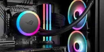 Sistema di raffreddamento a liquido All-in-One (AIO) installato in un PC da gaming, con illuminazione RGB e tubi flessibili collegati al radiatore e alla CPU.