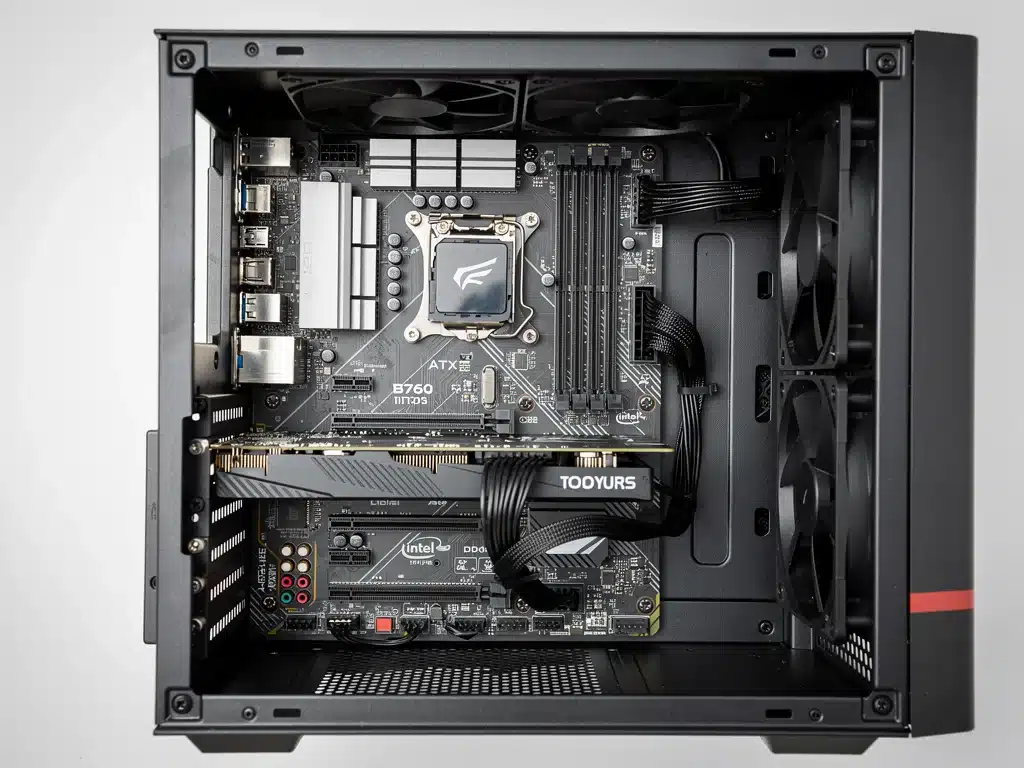 Vista dall'alto di una scheda madre Intel B760 installata in un case PC